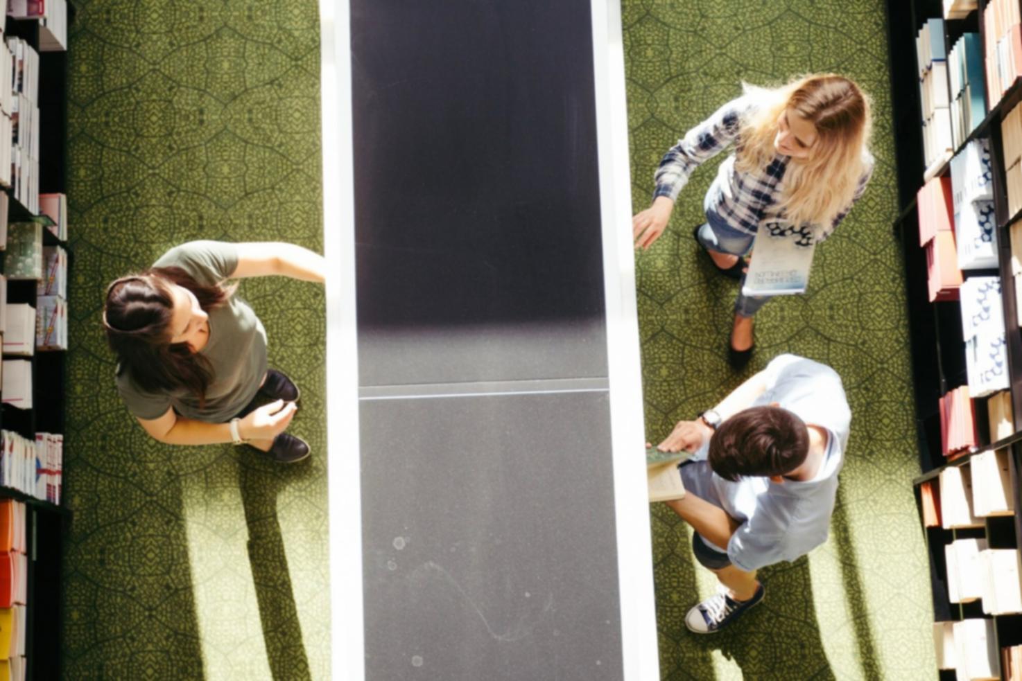 Workspace con materiali di scrittura e notebook durante sessione di lavoro