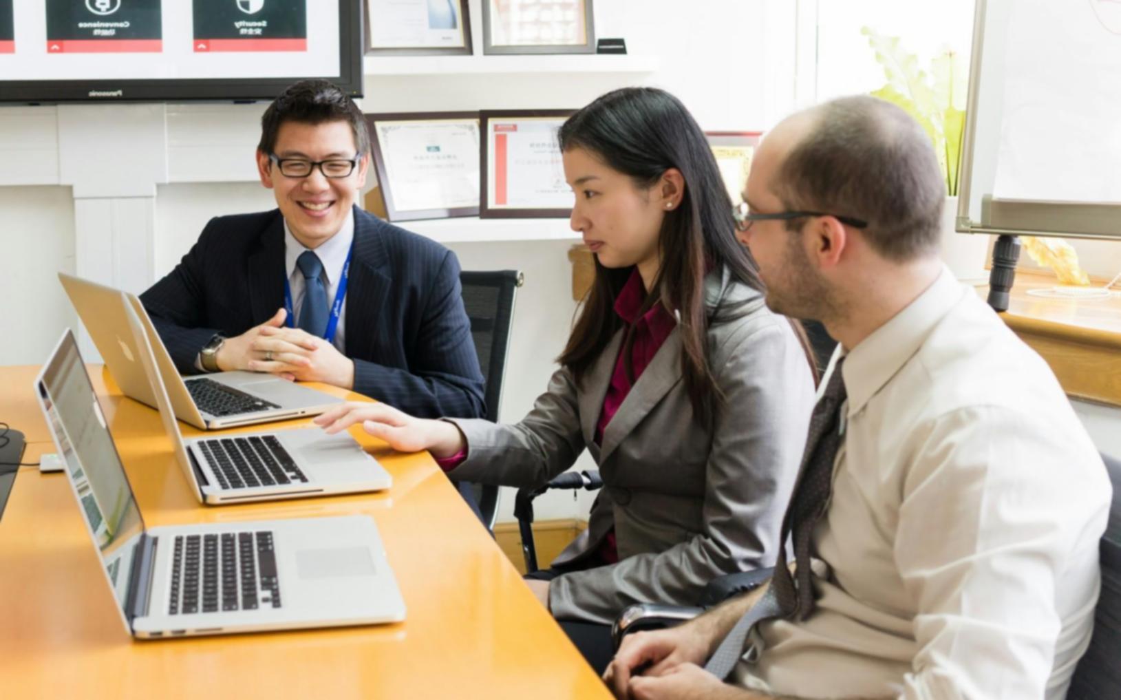 Ambiente creativo per la scrittura con materiali e strumenti