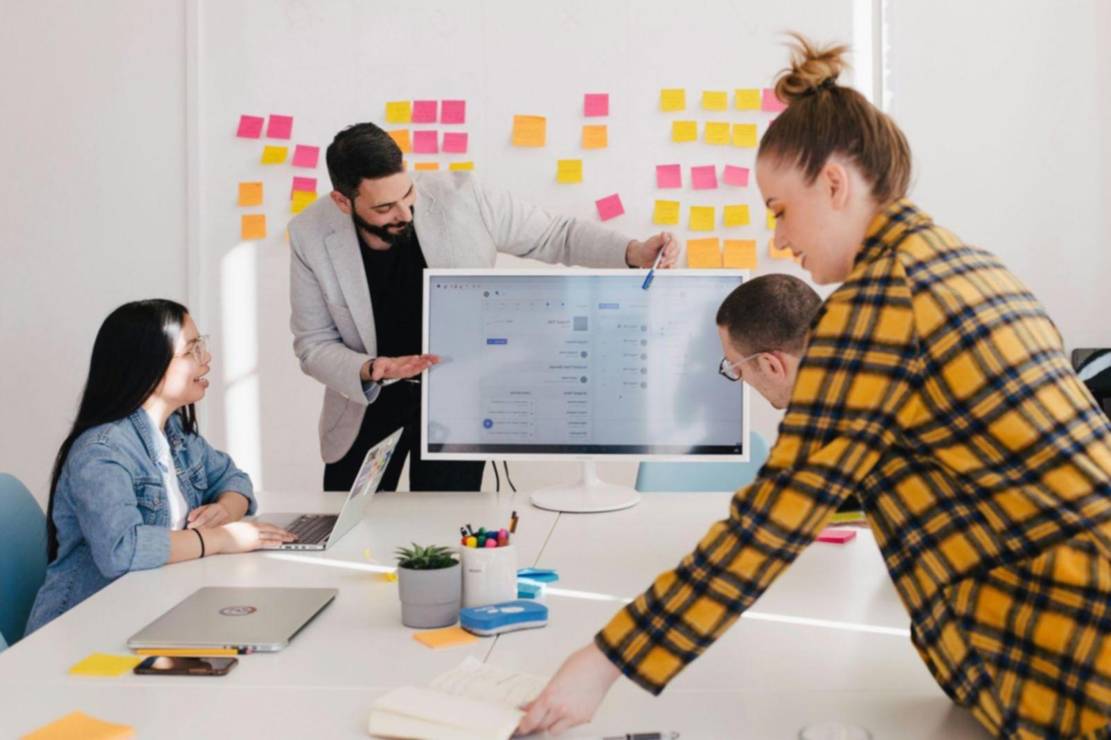 Studenti durante un laboratorio di scrittura creativa a zoraventiq