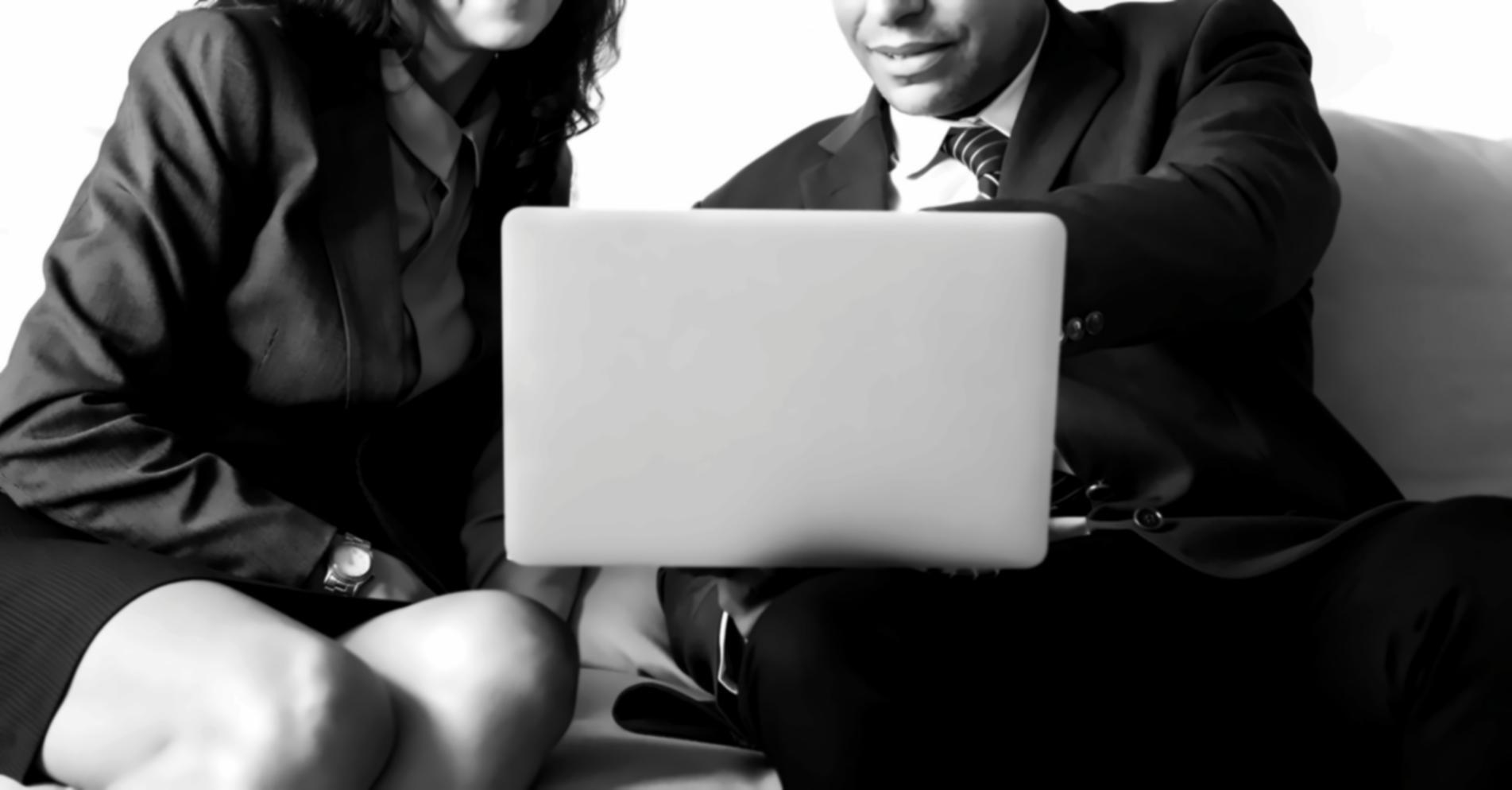 Ambiente di scrittura creativa con materiali e ispirazioni