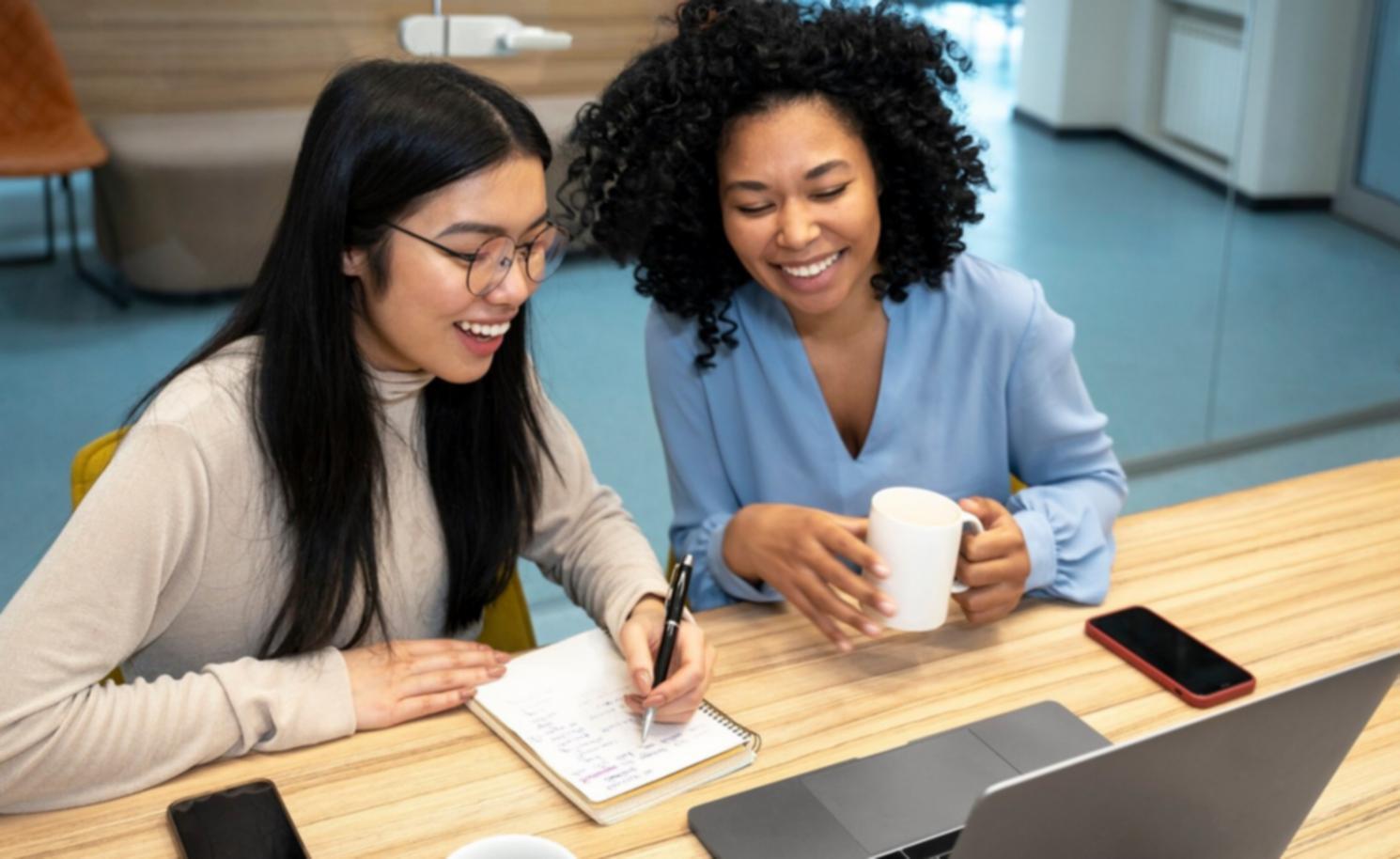 Studente durante sessione di scrittura creativa con notebook aperto