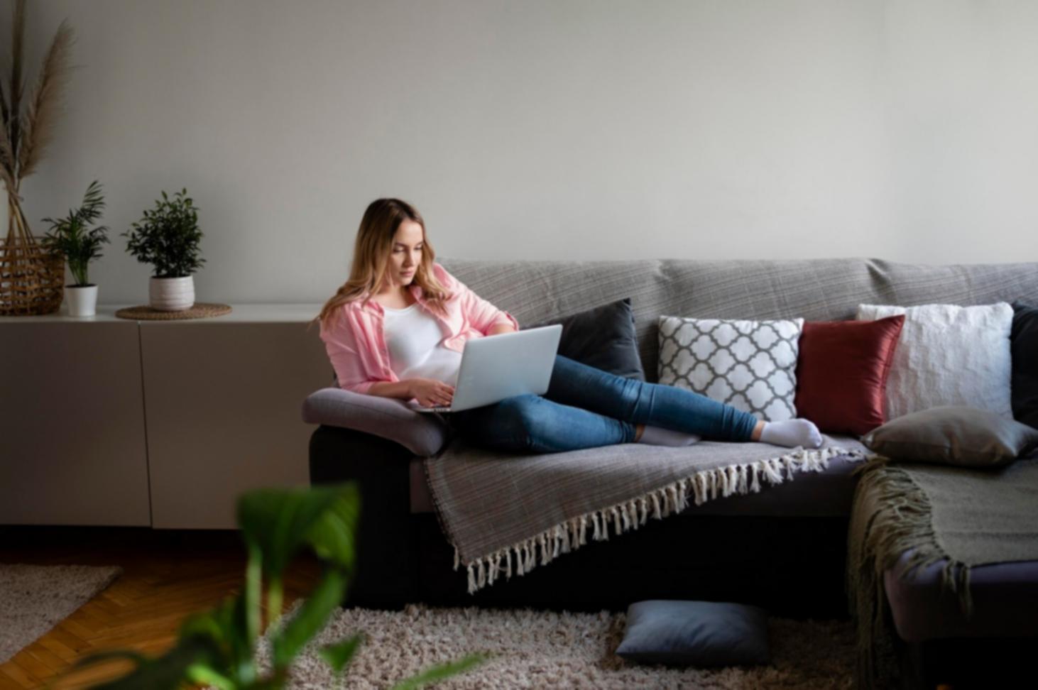 Sessione di brainstorming narrativo con materiali di scrittura