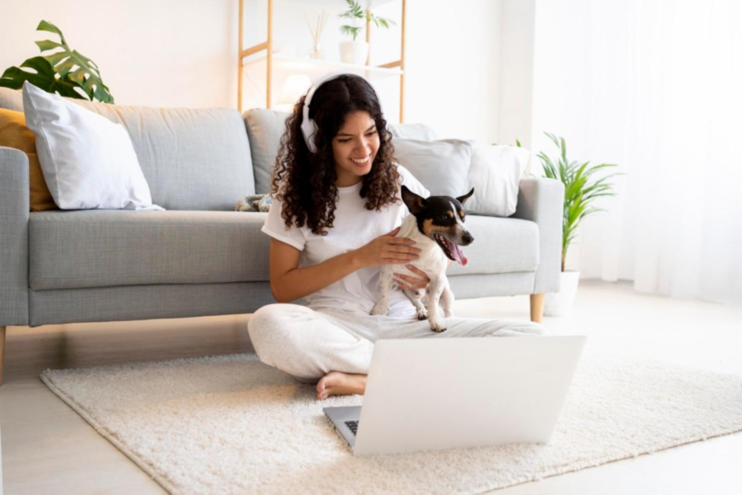 Spazio di lavoro organizzato con strumenti per la scrittura creativa